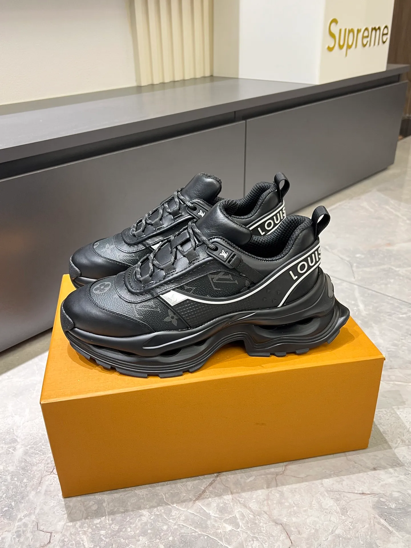p600 "LOUI* VUITTO*" popular men's casual shoes, genuine development in Italy 💯Purchasing level quality ✔️The upper is made of first-layer cowhide, comfortable and soft sheepskin feet ⚡️ Fashionable and versatile, the toe last shape is firm and full, the soles are made from original LV molds and can be freely entered and exited the counter. Light and comfortable on the feet~Purely handmade, details determine quality! Size:39-44!